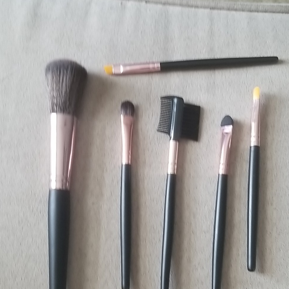 6 pc unbranded travel brush set
